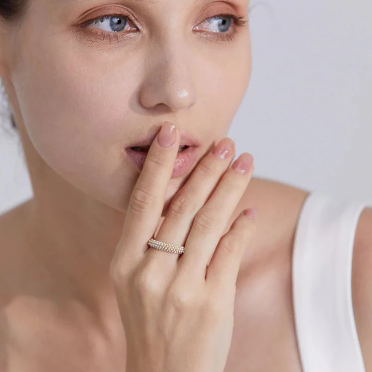Elegante Anillo de Estilo con Perlas