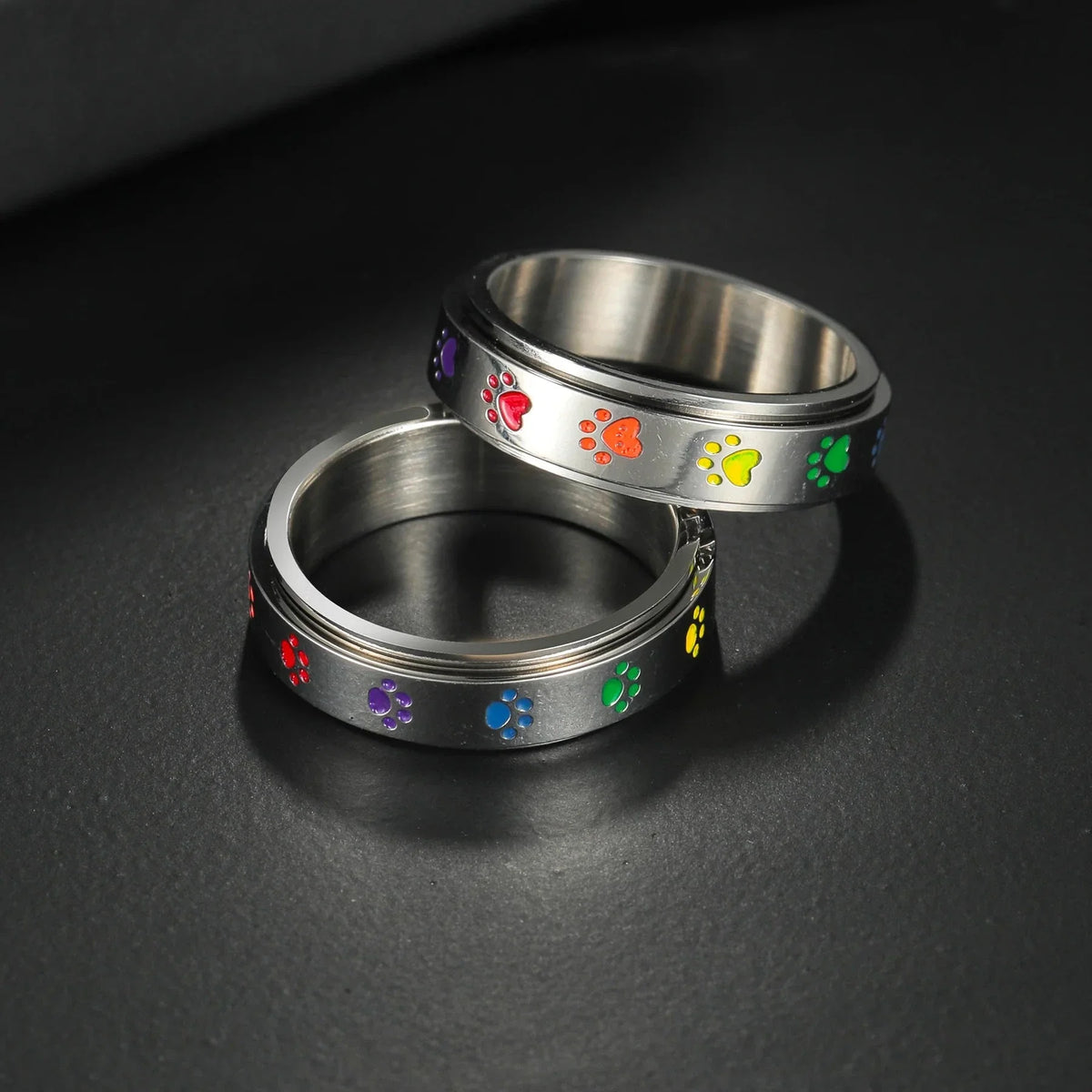 Anillo con corazones o patas antiestrés giratorio corazón