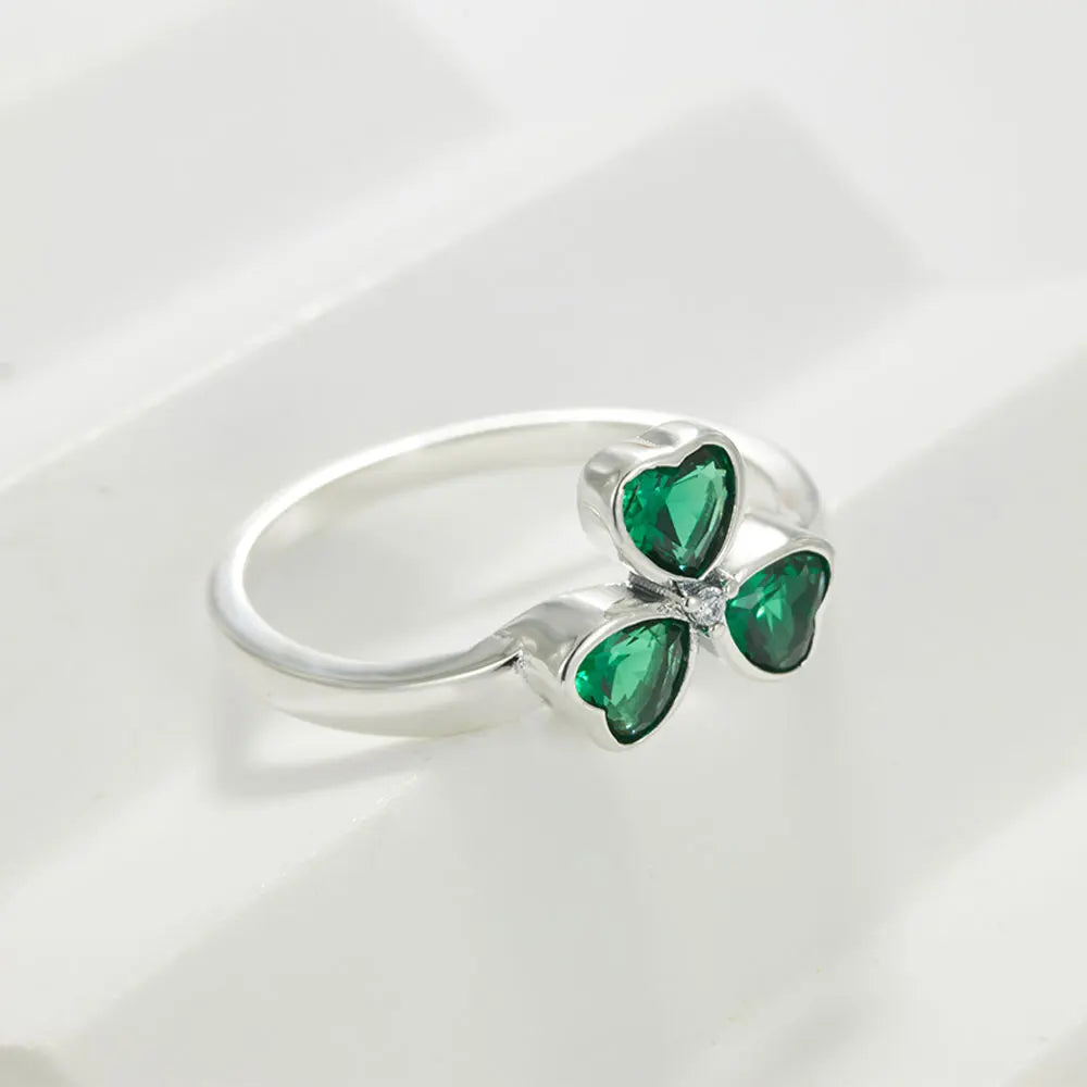 Anillo con Trébol de 3 Hojas en Circonita Verde
