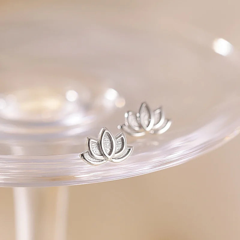 Pendientes de botón Flor de Loto para mujer en plata