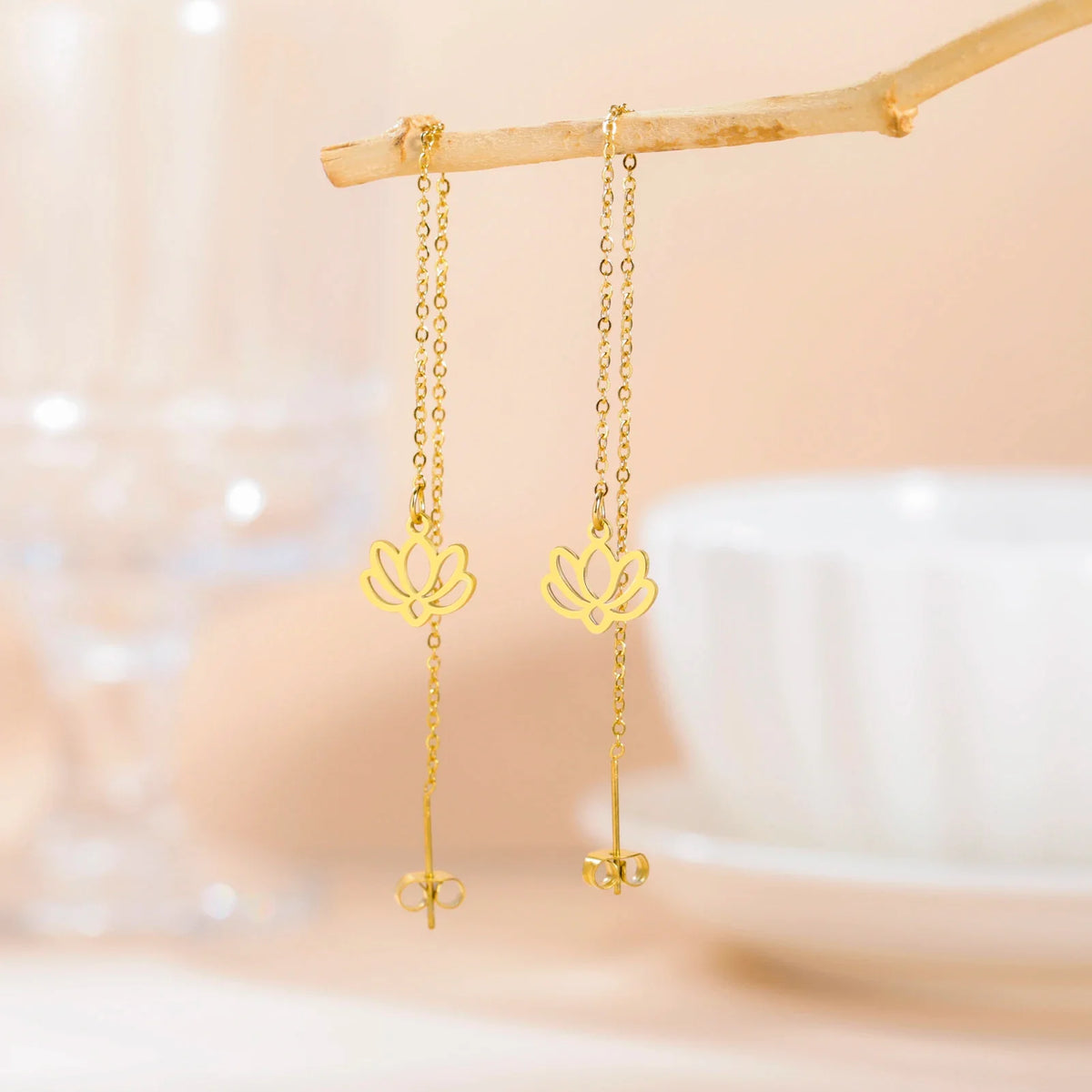 Pendientes Colgantes con Delicada Flor de Loto oro