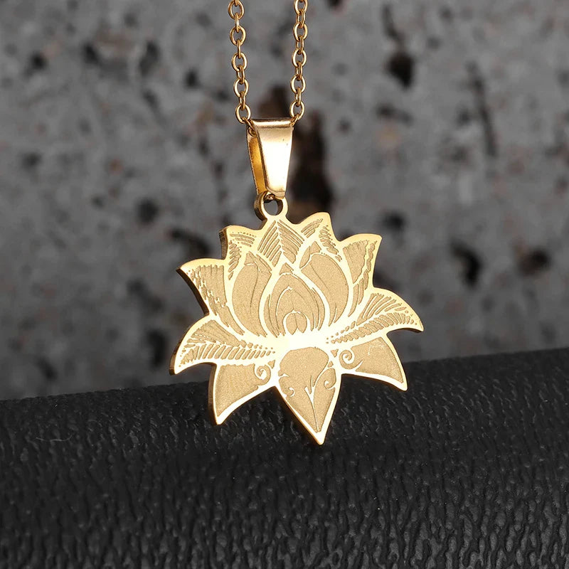 Cadena y Medallón Flor de Loto oro