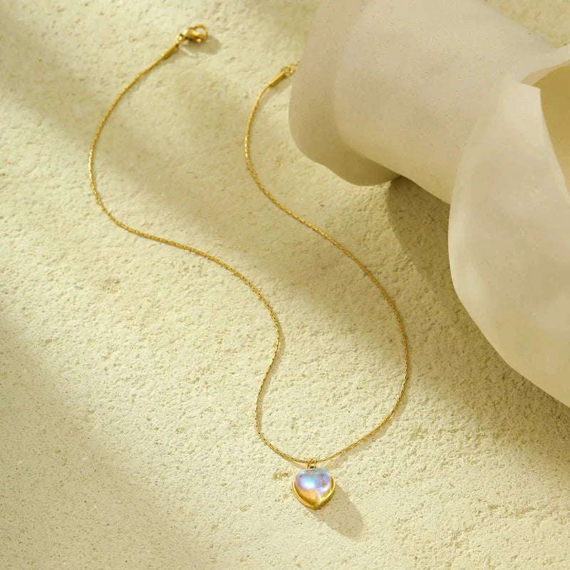 Collar con bonito colgante de corazón de piedra de luna