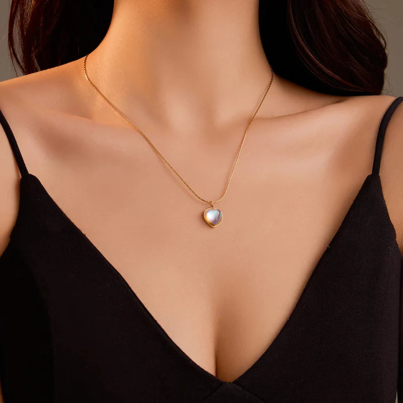 Collar con bonito colgante de corazón de piedra de luna