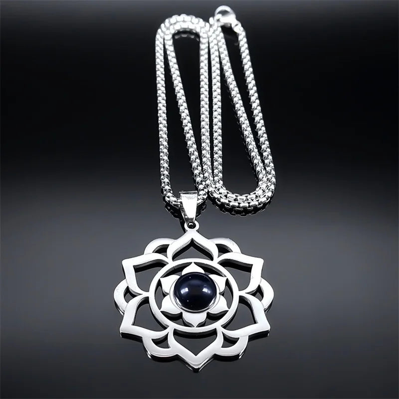 Collar con bonito colgante de flor de loto