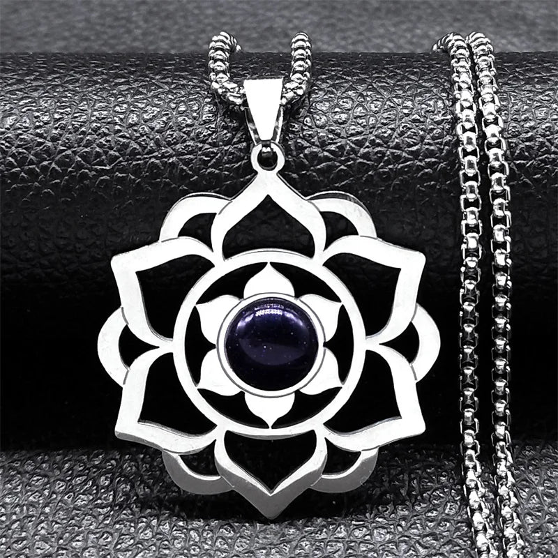 Collar con bonito colgante de flor de loto