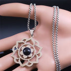 Collar con bonito colgante de flor de loto