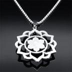 Collar con bonito colgante de flor de loto