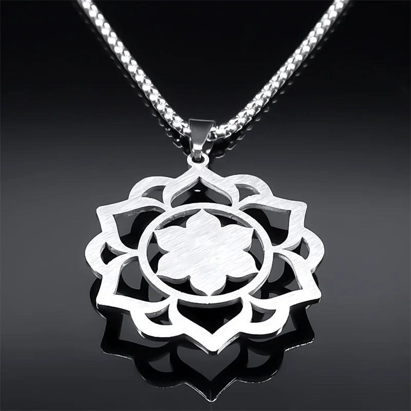 Collar con bonito colgante de flor de loto