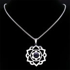 Collar con bonito colgante de flor de loto
