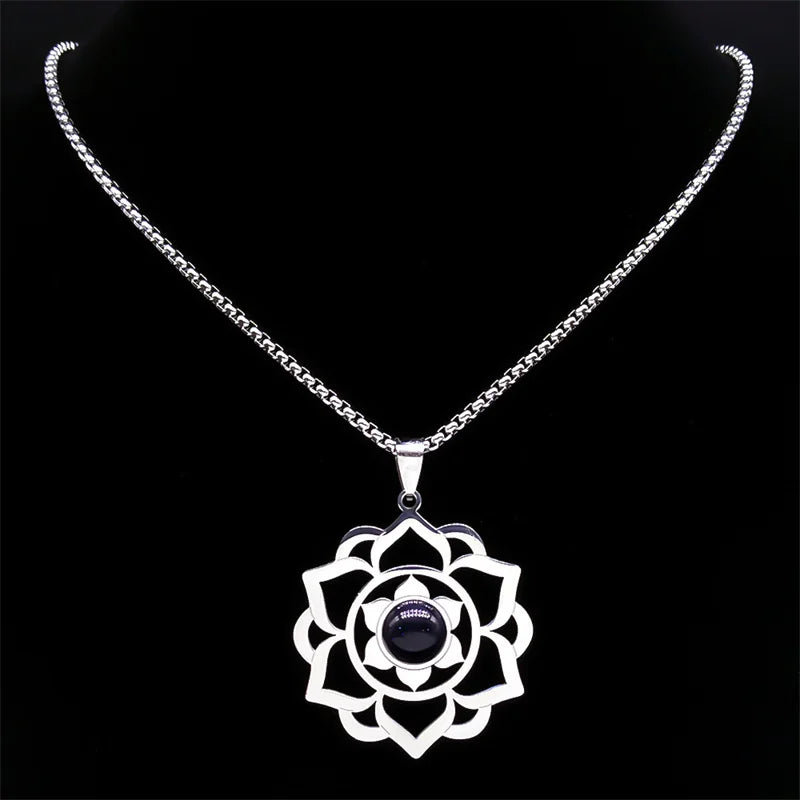 Collar con bonito colgante de flor de loto