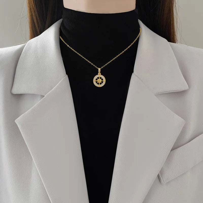 Collar con Colgante Brújula con Circón Rosa de los Vientos