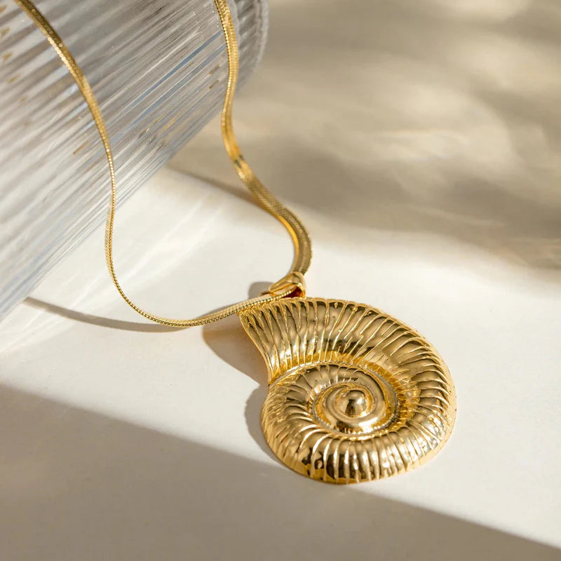 Collar con Colgante de Concha en Espiral