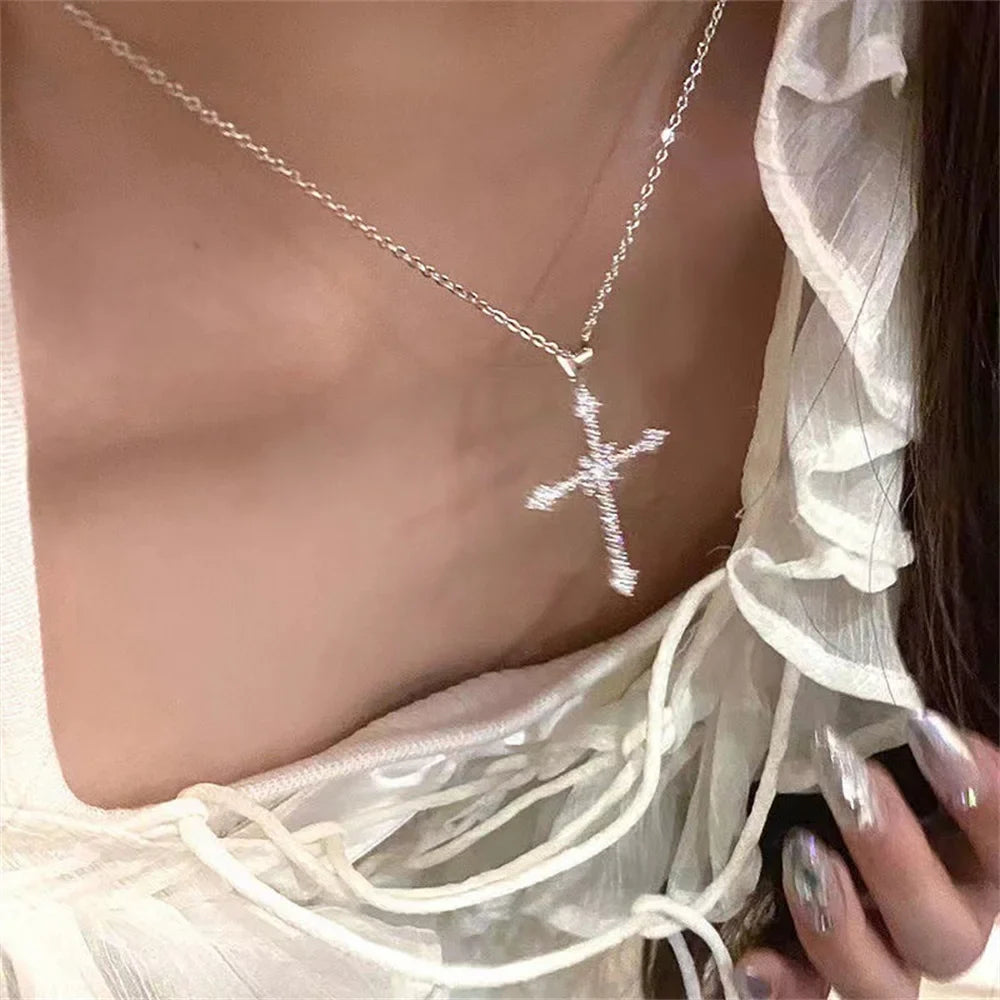 Collar con Colgante de Cruz en Circonio