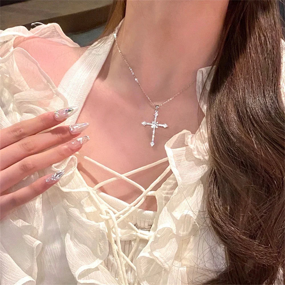 Collar con Colgante de Cruz en Circonio