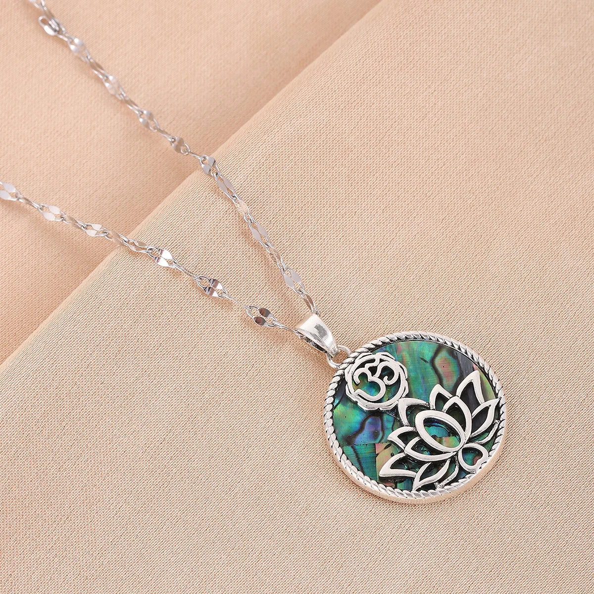 Collar con Colgante de Flor de Loto