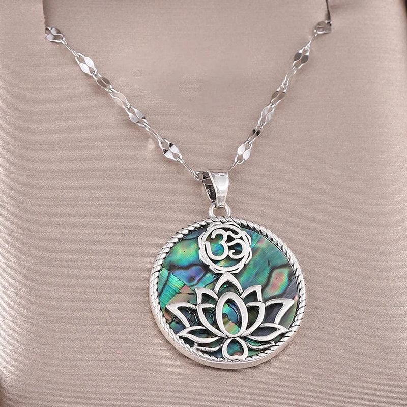 Collar con Colgante de Flor de Loto