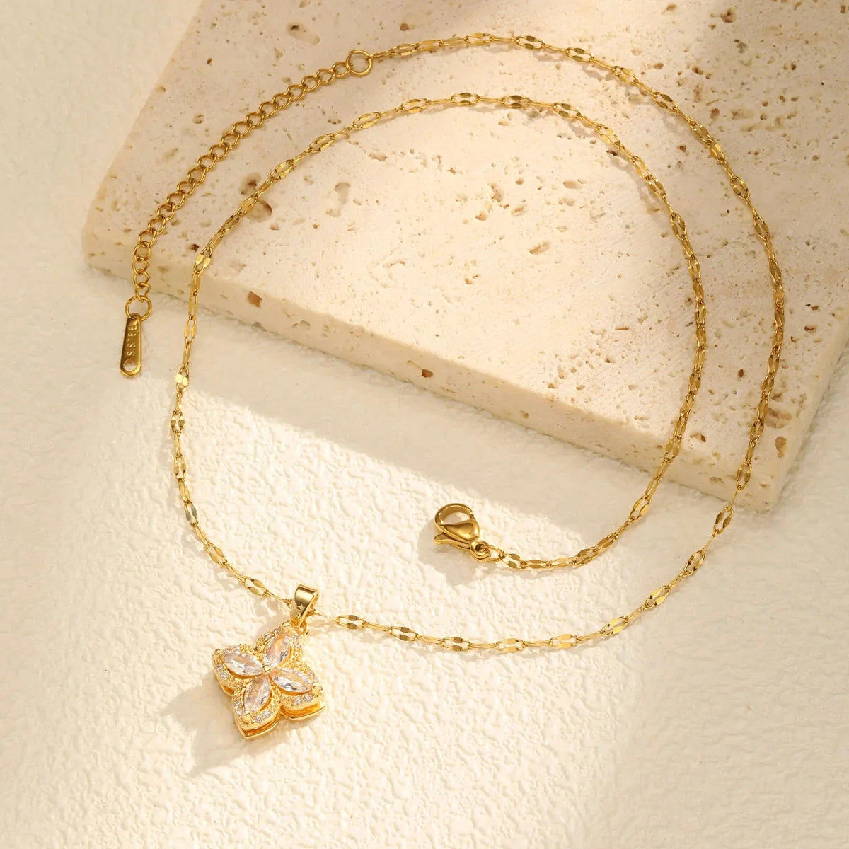 Collar con Colgante de Flor en Circonita Giratoria Antiestrés