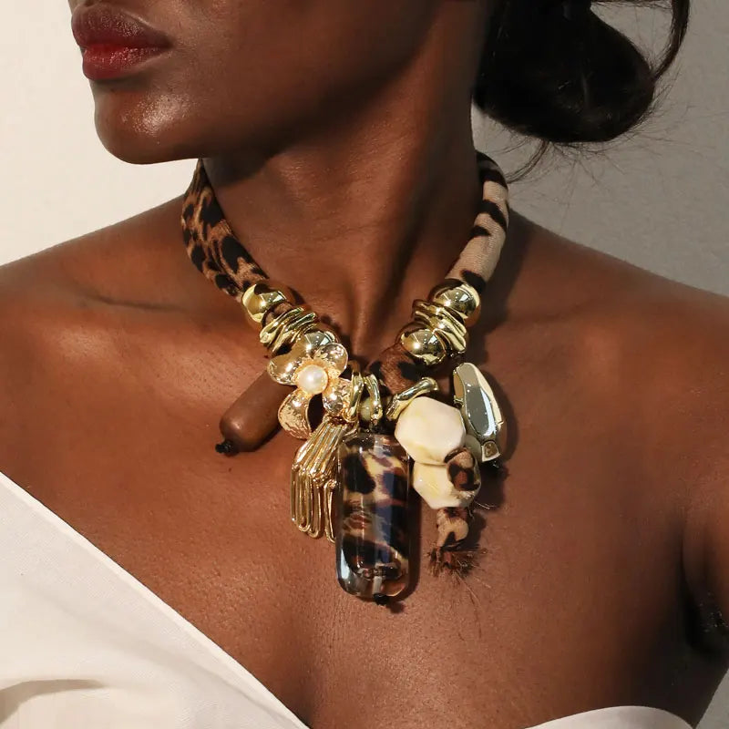 Collar Gargantilla con Colgante de Leopardo