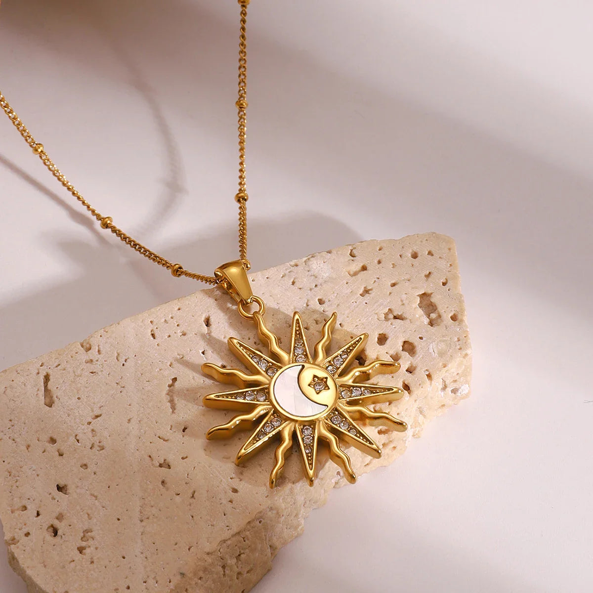 Collar con Encantador Colgante de Sol y Luna