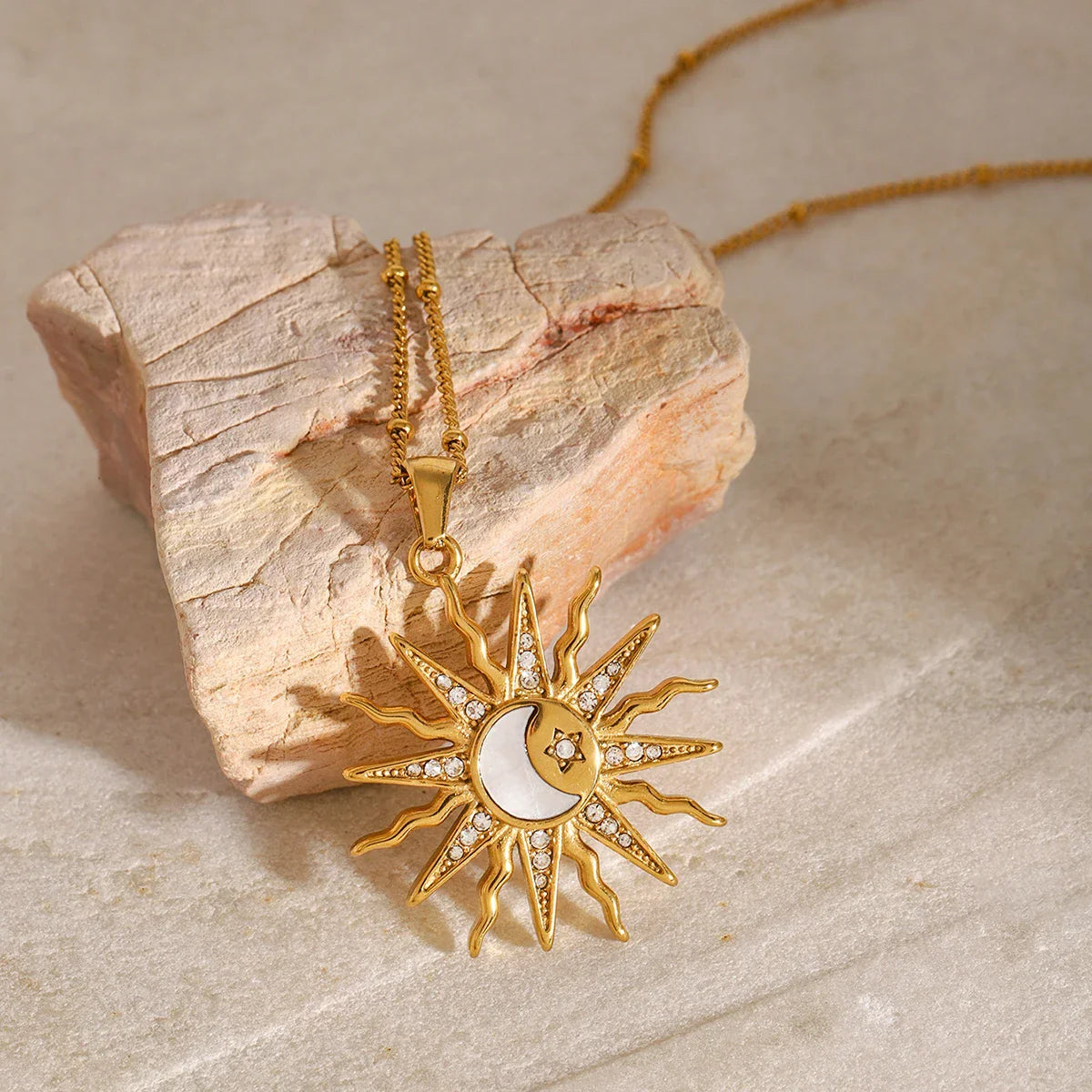 Collar con Encantador Colgante de Sol y Luna
