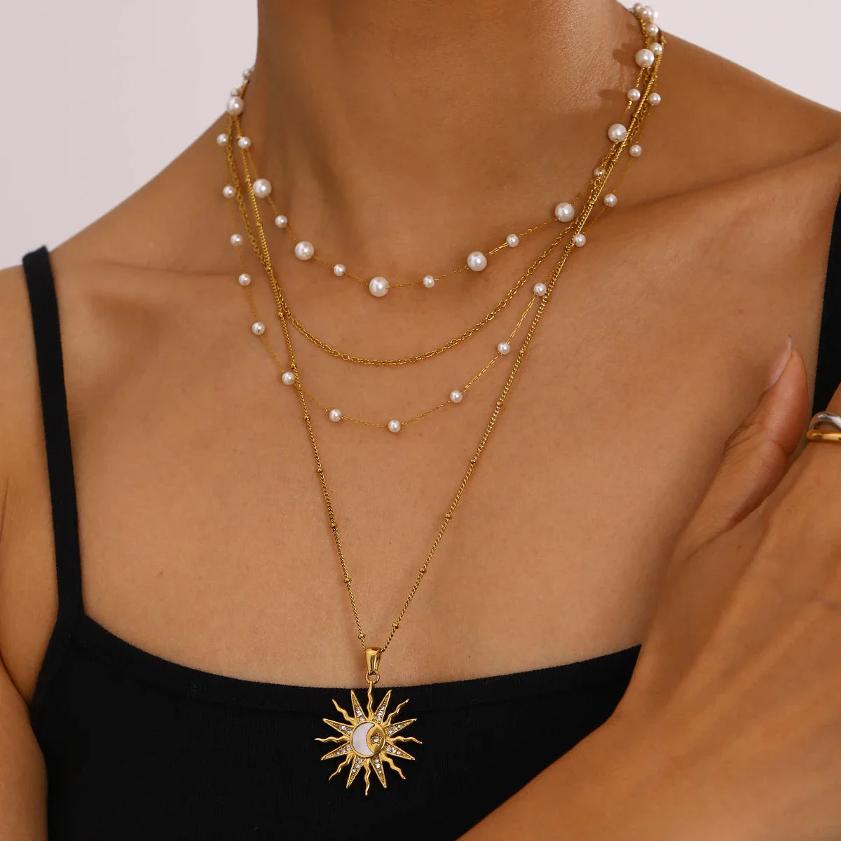 Collar con Encantador Colgante de Sol y Luna