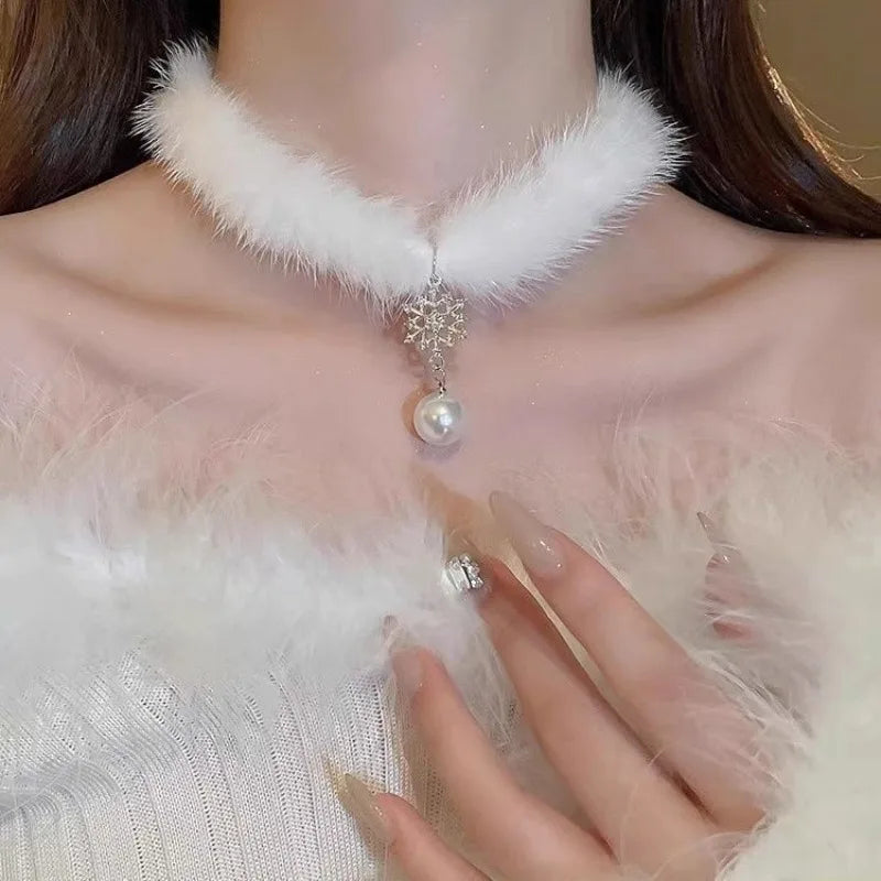 Collar Gargantilla Elegante de Plumas con Colgante de Perla