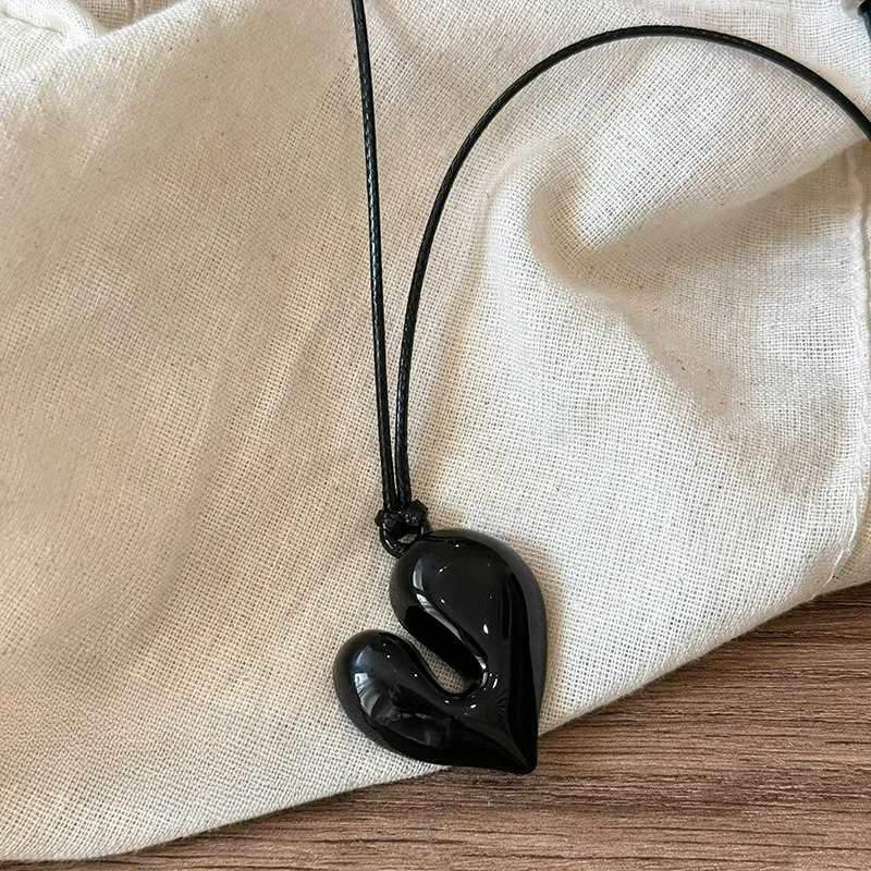 Collar de Cordón con Colgante de Corazón negro