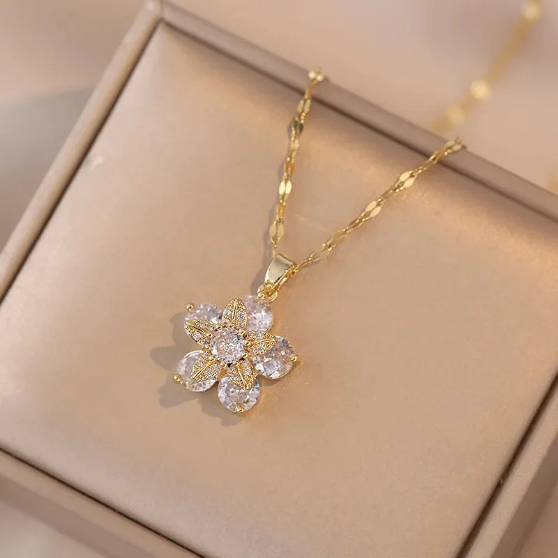 Collar Colgante Flor de Zirconia blanca