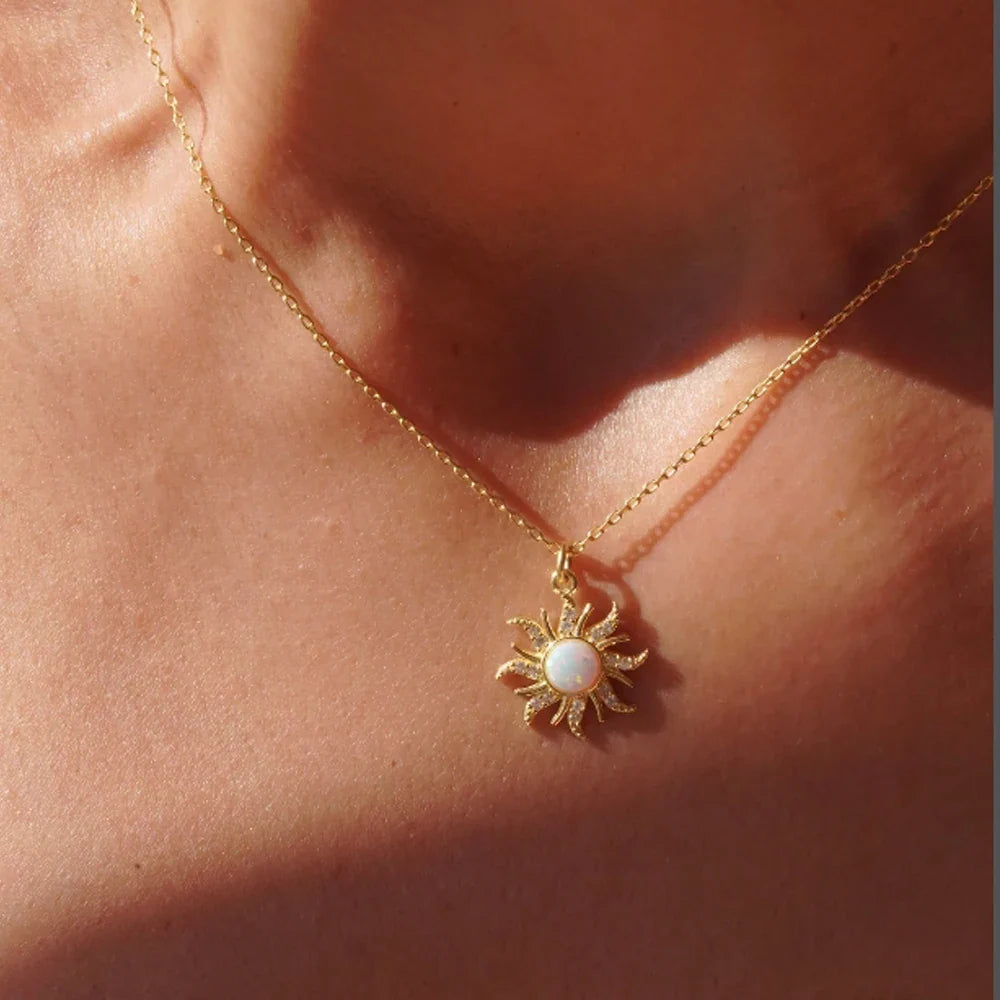 Collar Colgante Sol con Strass dorado