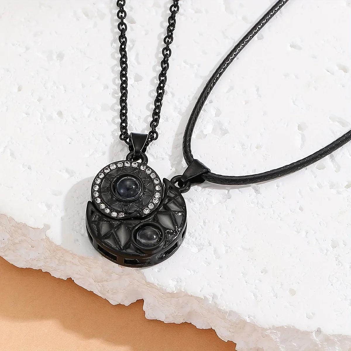 Juego de 2 Collares con Colgante Luminoso de Luna o Sol para Pareja