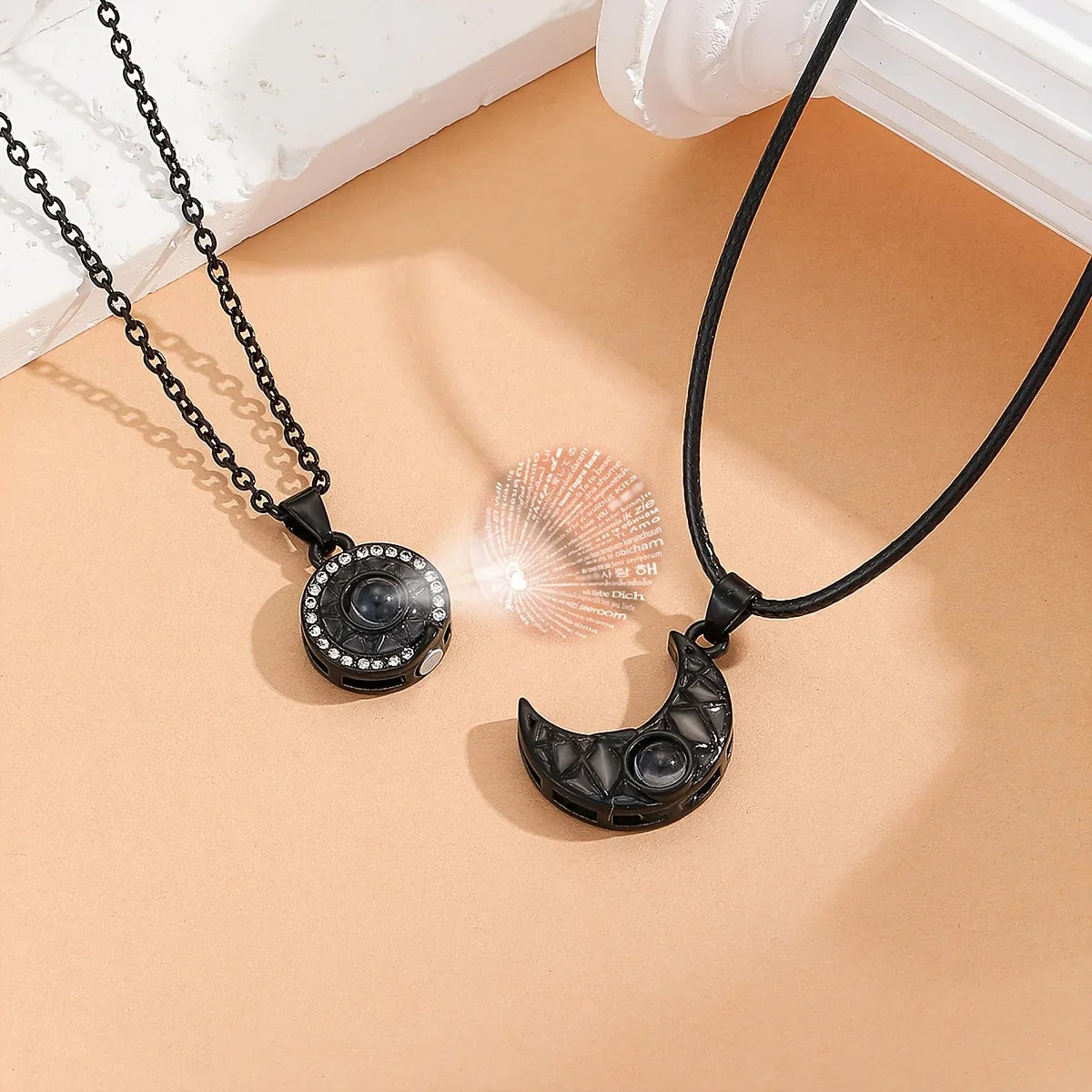 Juego de 2 Collares con Colgante Luminoso de Luna o Sol para Pareja